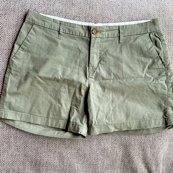 Old Navy Olive Green Shorts 4” Size 6 - Picture 2 of 6